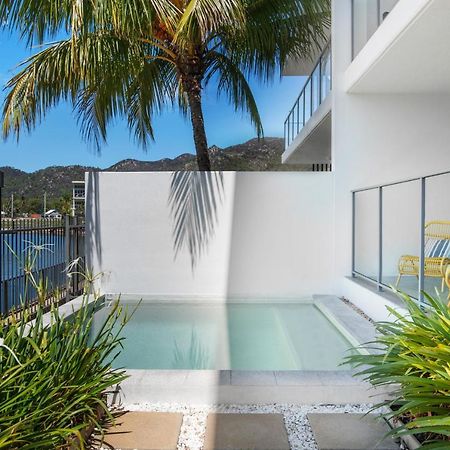 Hotel Peppers Blue on Blue à Nelly Bay Extérieur photo A private pool at a resort in Queensland, Australia