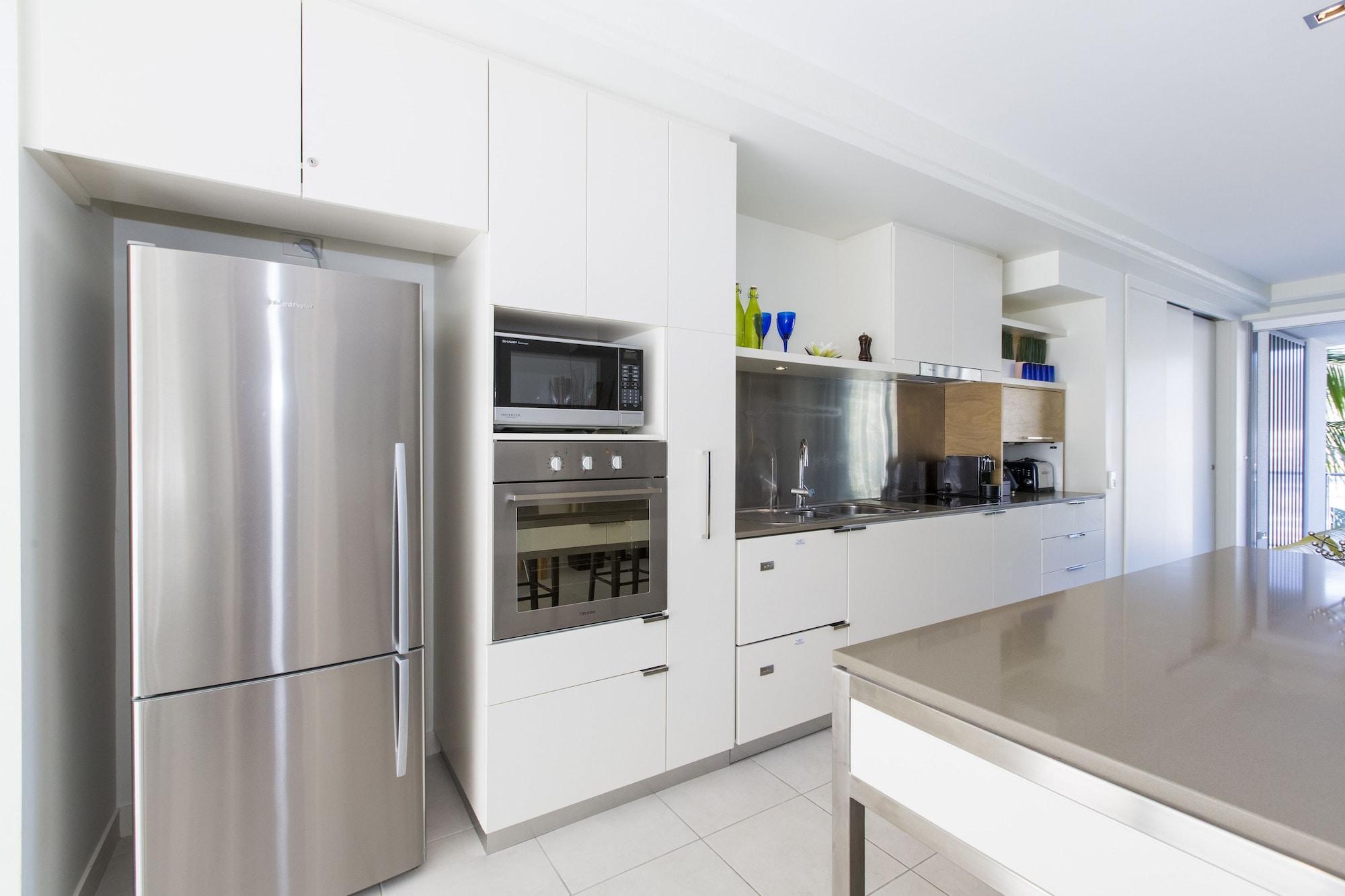 Hotel Peppers Blue on Blue à Nelly Bay Extérieur photo A modern kitchen