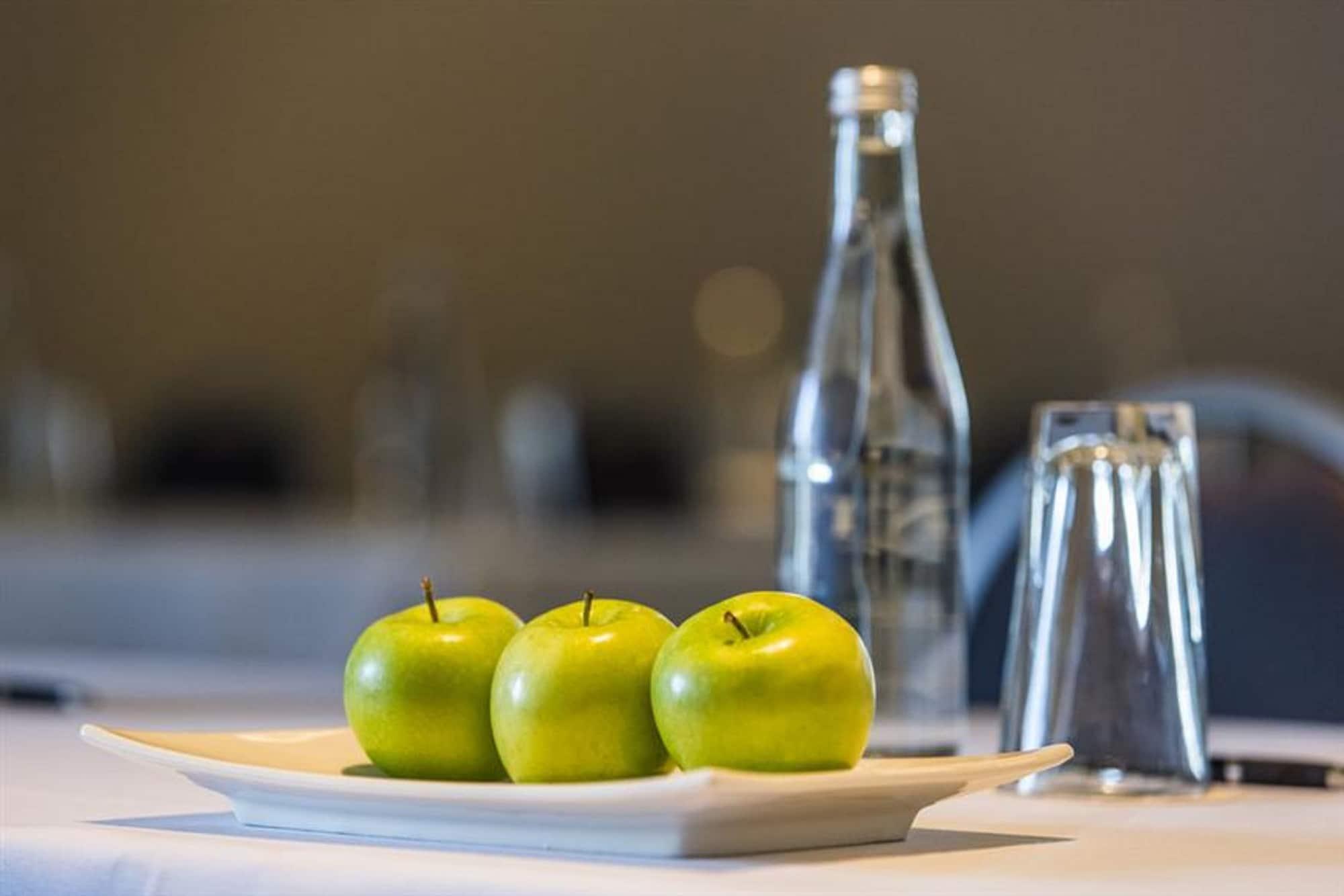 Hotel Peppers Blue on Blue à Nelly Bay Extérieur photo A bottle of water and apples on a table