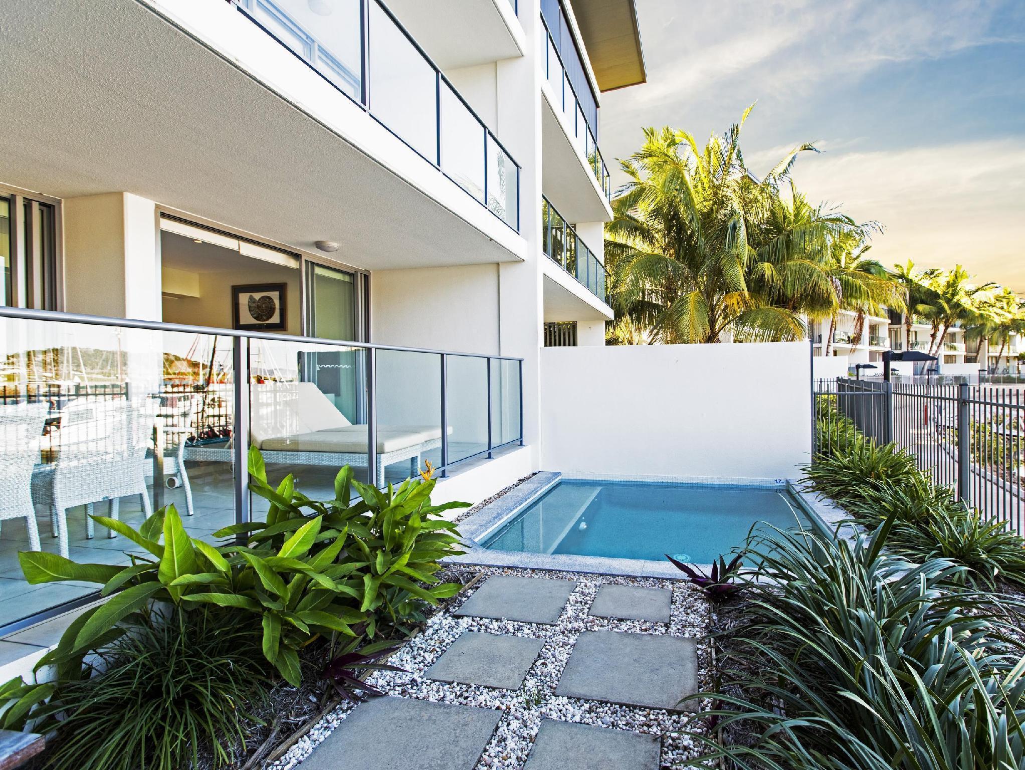 Hotel Peppers Blue on Blue à Nelly Bay Extérieur photo A pool at a private residence in Miami