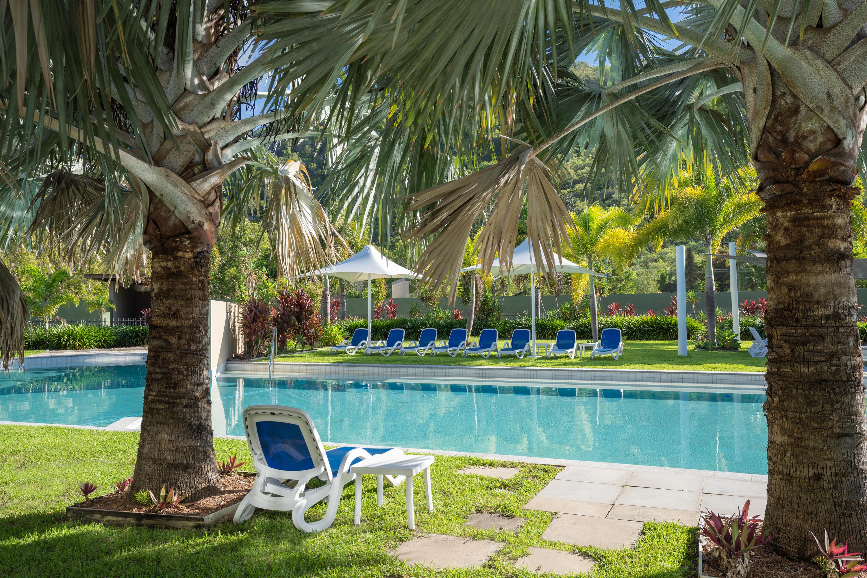 Hotel Peppers Blue on Blue à Nelly Bay Extérieur photo The pool at the resort
