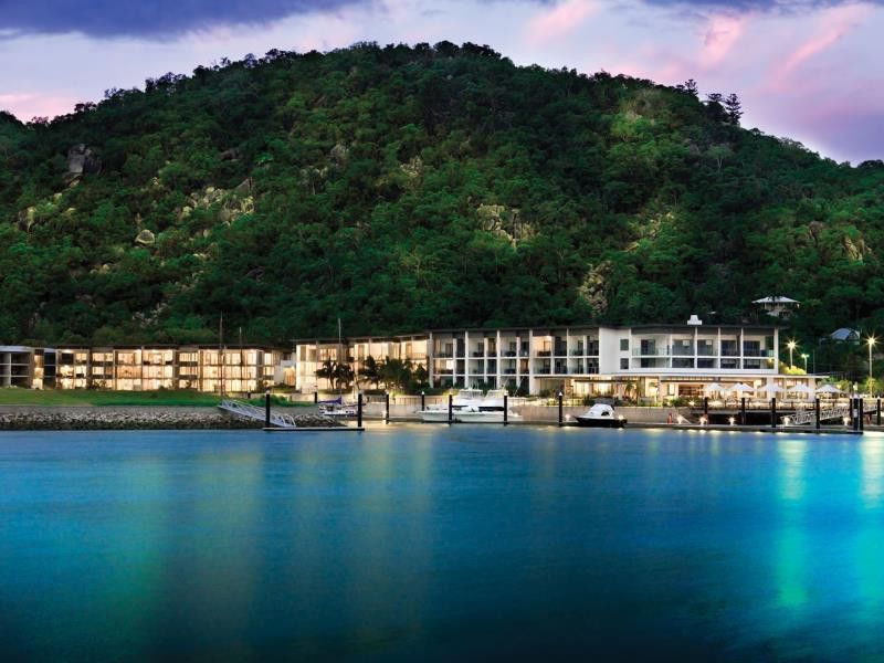 Hotel Peppers Blue on Blue à Nelly Bay Extérieur photo The resort at night