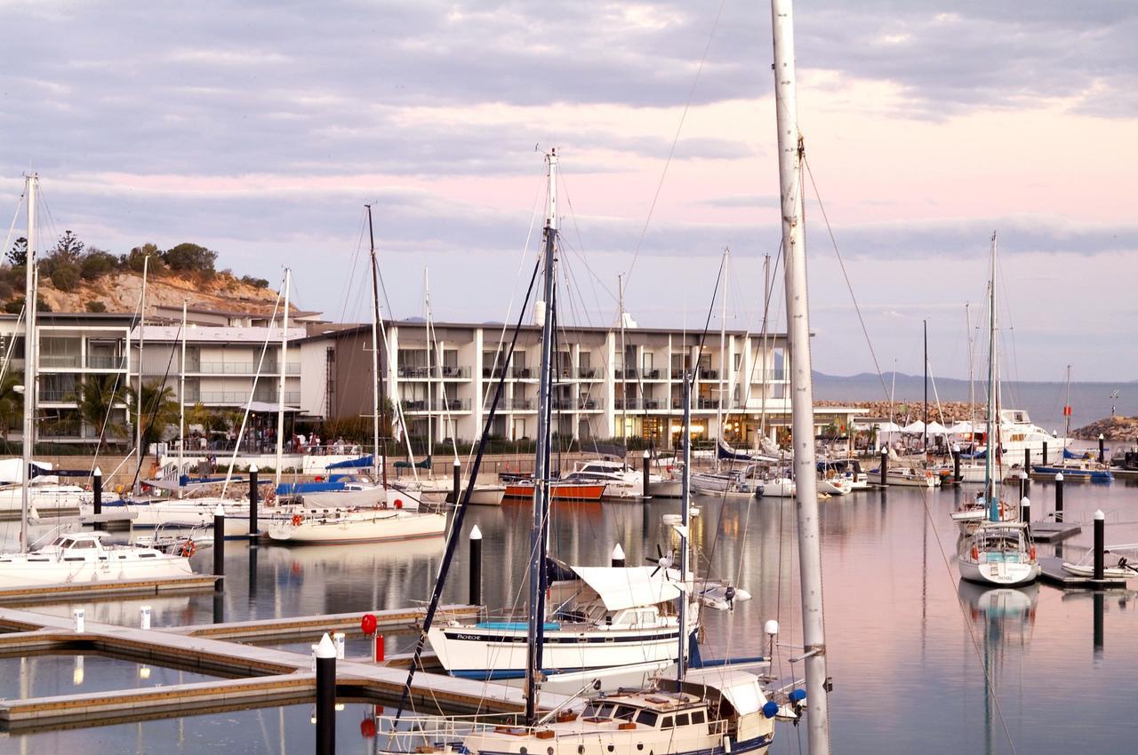 Hotel Peppers Blue on Blue à Nelly Bay Extérieur photo The Marina at sunset