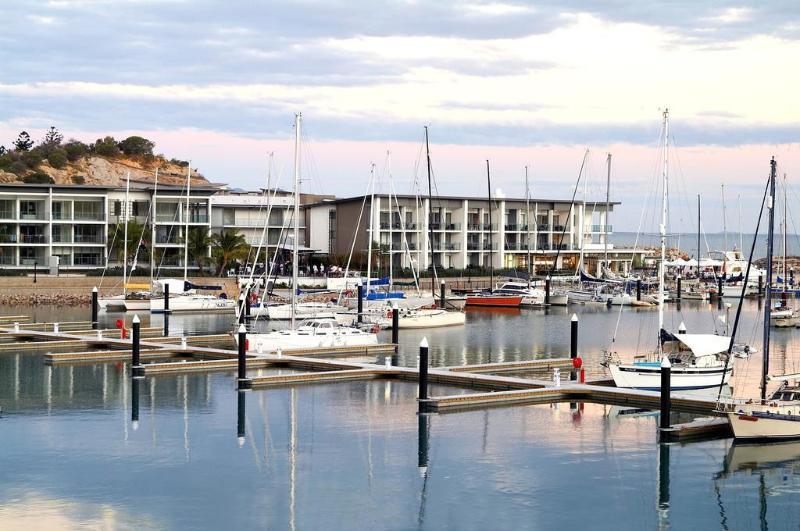 Hotel Peppers Blue on Blue à Nelly Bay Extérieur photo The Marina at Tumby Bay